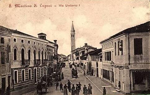 Il campanile seicentesco che svetta sulla chiesa storica dalla Piazza di S. Martino di Lupari.