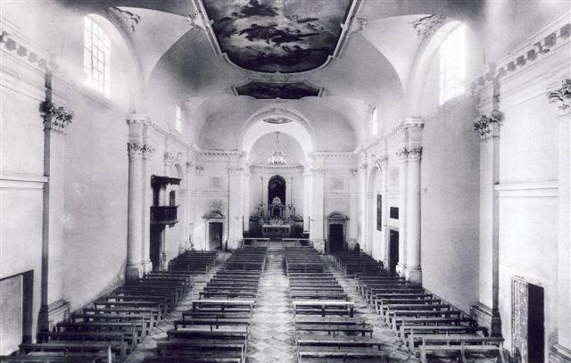 L'interno della chiesa storica negli anni Sessanta. Nel soffitto sono visibili gli affreschi di Gaspare Diziani.
