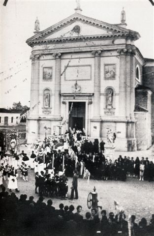 La facciata della chiesa progettata dall'architetto Giorgio Massari in una foto scattata il 28 ottobre 1945, in occasione della traslazione dell'urna con le spoglie mortali di San Defendente martire.